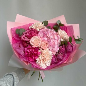 Букет из кустовых и одноголовых роз, гортензии, диантусов и эвкалипта