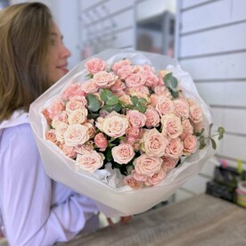 Розовое шампанское. Букет «Пардон, Мадам» из 9 кустовых роз с эвкалиптом