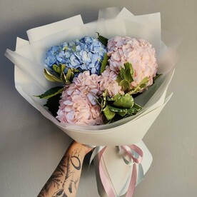 Моно букет с гортензией