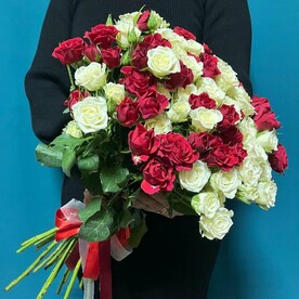 Яркий букет из 21 кустовой розы