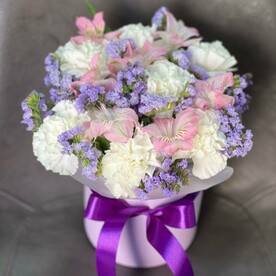 Цветы в коробке белые диантусы , нежная альстромерия и лавандовая статица «Сон в летнюю ночь»