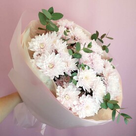 Букет из розовых хризантем с эвкалиптом