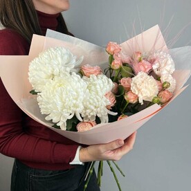 Нежный букет из белых хризантем,кустовых пионовидных роз и гвоздик