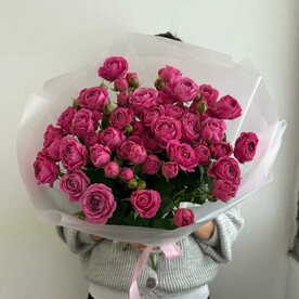 Яркий букет из кустовых роз