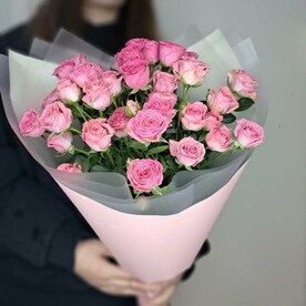 Букет розовых кустовых роз