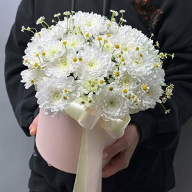 Нежная коробочка с ромашкой и белой хризантемой