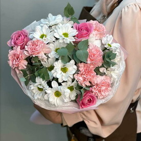 Нежная коробочка с ромашкой и белой хризантемой