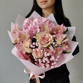 Букет из гортензии, роз, альстромерий и ароматной гипсофилы