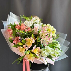 Сборный букетик с альстромерией