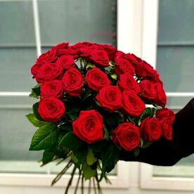 Прекрасный букет из 33 красных роз 60см