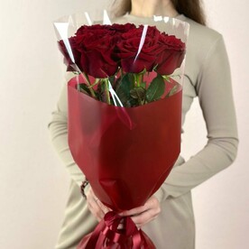 Изящный букет из 9 красных роз 0040М-009