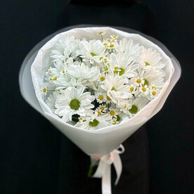 Букет из белых хризантем и матрикарии (ромашки) (сб 026)