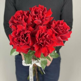 Букет из 5 высоких 70 см красных французских роз