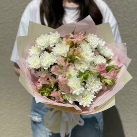 Нежный букет из хризантем и альстромерии