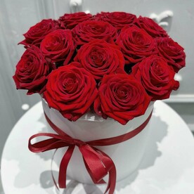 Красные розы в коробке 15
