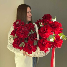 Яркая плетеная корзина с французскими розами и эвкалиптом «Рафаэлло» (размер XL)