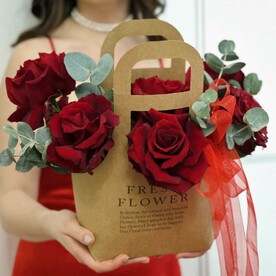 Крафтовая сумочка с красными французскими розами