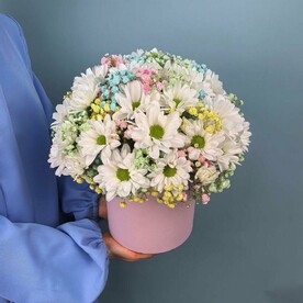 Цветы в коробке хризантема и гипсофила