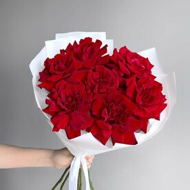 Стильный букет красная французская роза Фридом