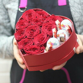Розы в коробке "сердечко со сладостями"