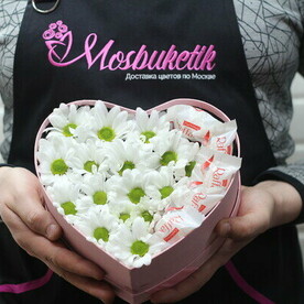 Радость моя, хризантема в коробке сердце с раффаэлло