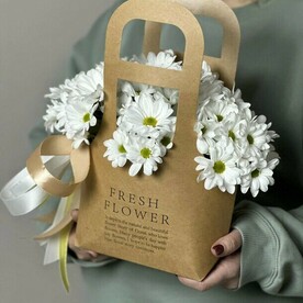 Сумочка с белой хризантемой