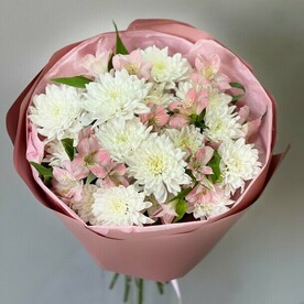 Стойкий букет из хризантемы и альстромерии «гармония»