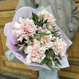 Букет из розовой французской вывернутой розы со стойкой альстромерией