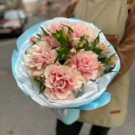 Французские розы с альстромерией