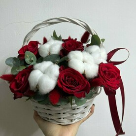 "лёд и пламя" милая корзинка с красными розами и хлопком