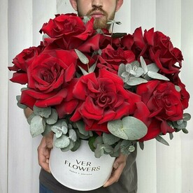 Букет алых французских роз