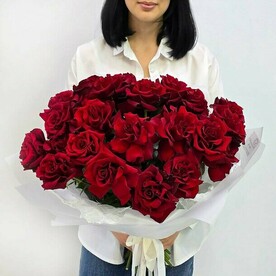 Шикарный букет бархатных красных французских роз