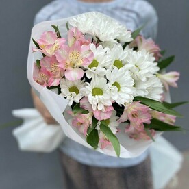 Нежный букет с хризантемой ромашкой и альстромерией