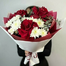 Букет из пышных хризантем и французской розы