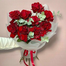 Красные французские розы с эвкалиптом