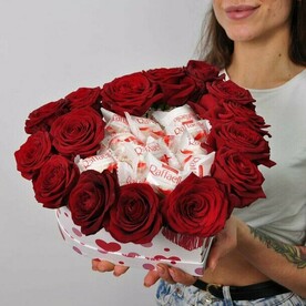 Красные розы и конфеты рафаэлло сердце