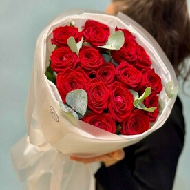 Ароматные красные розы ред наоми с веточками эвкалипта в стильном оформлении