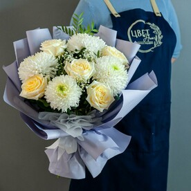 Сборный букет с одноголовой хризантемой и садовой розой, 1296