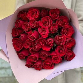 31 красная роза в оформлении, 1051