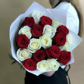 Букет из красно-белой розы, 1119