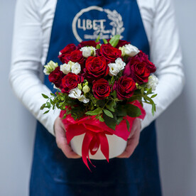 Коробка с розой и лизиантусом, 1268