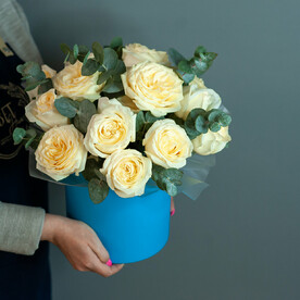 Коробка с садовыми розами и эвкалиптом, 1267