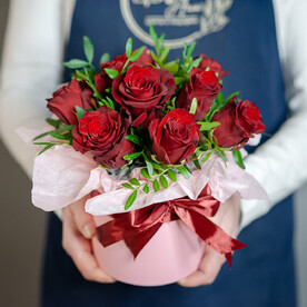 Шляпная коробка с красной розой, 1271