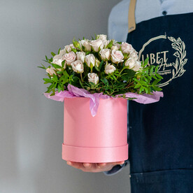 Шляпная коробка с кустовой кремовой розой, 1514