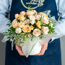 Кустовая роза в шляпной коробке размер S, 1275