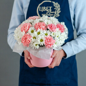 Шляпная коробка с хризантемой и диантусами, 1561