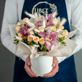 Розовые орхидеи с лагурусом в шляпной коробке, 1570