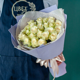 Нежный букет белых роз в сиреневом оформлении, 1576