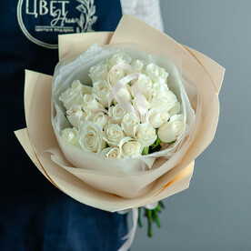25 белых кенийских роз в нежном оформлении, 1594