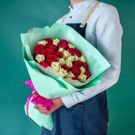 Бело-малиновый микс из 35 кенийских роз, 1577